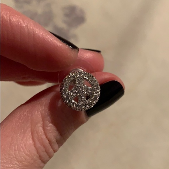 Studded peace sign earrings - Picture 3 of 5